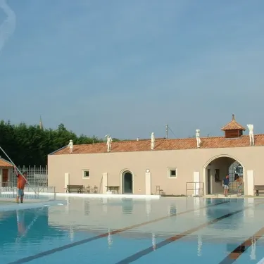 Piscine olympique avec des lignes de nage et un bâtiment d'entretien