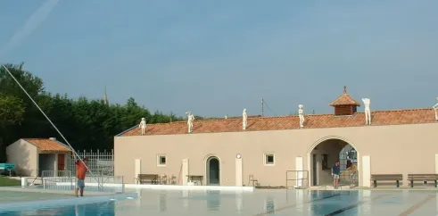 Piscine olympique avec des lignes de nage et un bâtiment d'entretien