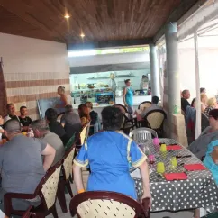 Groupes de personnes assis à table dans un restaurant extérieur du Camping Le Pontis.
