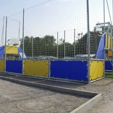 Camping Domaine De La Roselière - aire de jeux colorée en jaune et bleu
