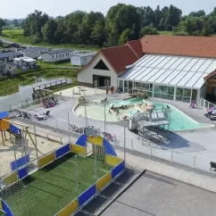 Camping Domaine De La Roselière : piscine en plein air avec toboggan et jeux pour enfants.
