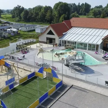 Camping Domaine De La Roselière : piscine en plein air avec toboggan et jeux pour enfants.