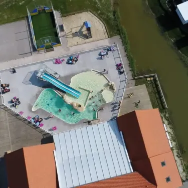 Camping Domaine De La Roselière - piscine avec toboggan et enfants