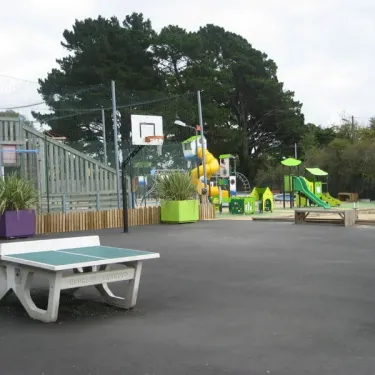 Terrain de ping-pong et aire de jeux extérieure avec basket-ball et toboggans au Camping La Boutinardière
