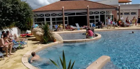 Camping La Boutinardière : piscine avec personnes détendues et structure en pierre