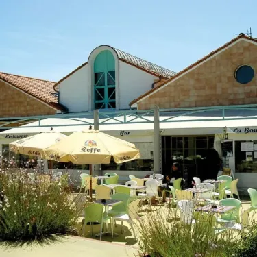 Camping La Boutinardière - terrasse avec tables et parasols