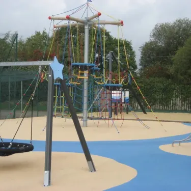 Photo Camping La Boutinardière avec aire de jeux pour enfants