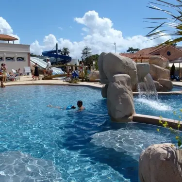 Piscine avec chute d'eau et toboggan au Camping La Boutinardière