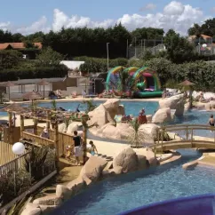 Camping La Boutinardière : piscine avec toboggan gonflable et enfants jouant