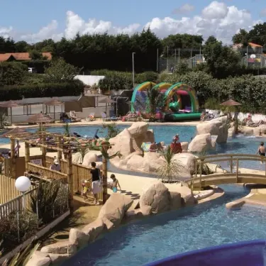 Camping La Boutinardière : piscine avec toboggan gonflable et enfants jouant