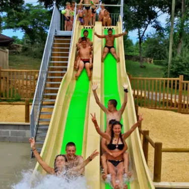 Camping Des Chênes Verts : toboggan vert avec des visiteurs en train de descendre.