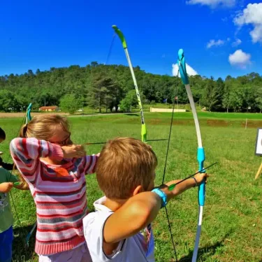 Enfants qui tirent à l'arc au Camping Des Chênes Verts