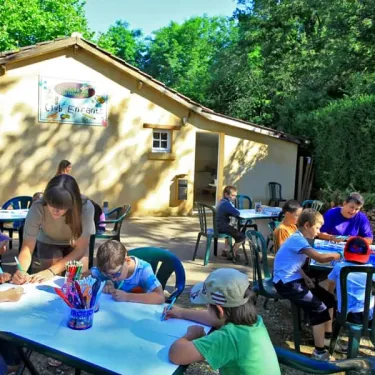 Enfants dessinant à l'extérieur au Camping Des Chênes Verts