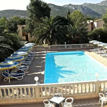 Piscine avec chaises longues et parasols au Camping Résidence Thalassa