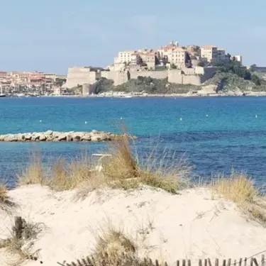 Plage avec dunes et vue sur la ville depuis le Camping Résidence Thalassa