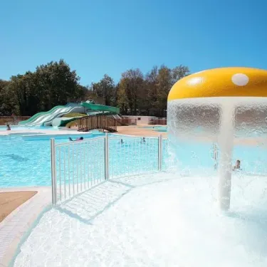 Piscine avec toboggan et fontaine jaune au Camping Le Vorlen