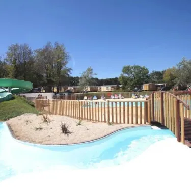 Piscine avec toboggan vert au Camping Le Vorlen