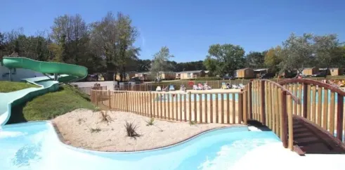 Piscine avec toboggan vert au Camping Le Vorlen