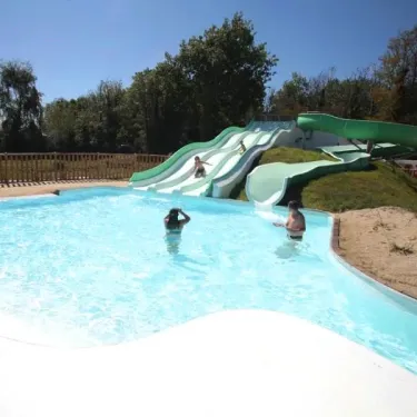 Enfants qui descendent un toboggan aquatique au Camping Le Vorlen