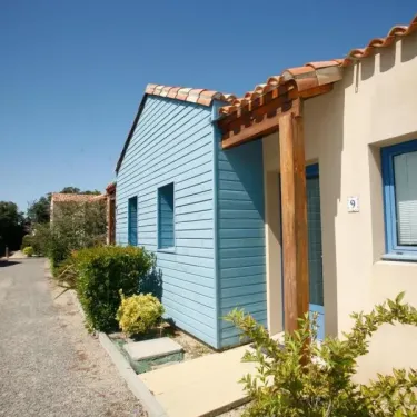 Cabane bleue et beige avec toit en tuiles au Camping Saint Martin