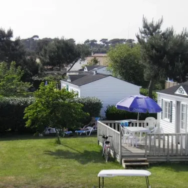 Camping Saint Martin avec mobil-homes, parasol bleu et jardin