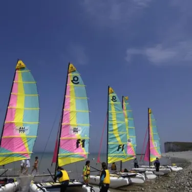 Camping Etennemare : voiles colorées sur plage, enfants en tenue de sécurité