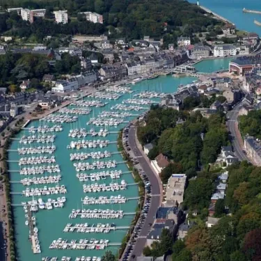 Vue aérienne du port de plaisance à Étretat