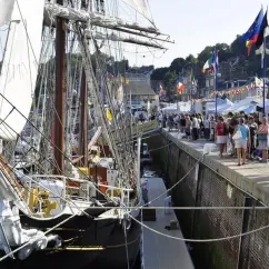 Bateau à voile au port pendant une fête nautique
