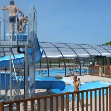 Enfants sur un toboggan aquatique au Camping Etennemare