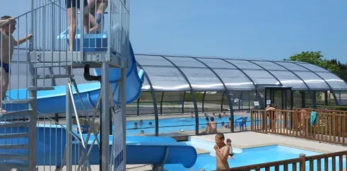 Enfants sur un toboggan aquatique au Camping Etennemare
