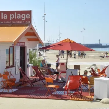 Camping Etennemare : kiosque plage avec parasol rouge et chaises longues orange