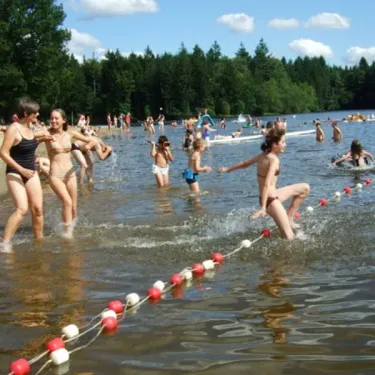Camping Logis de Séchemailles : enfants et adultes dans l'eau au bord du lac