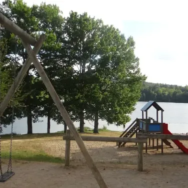 Camping Logis de Séchemailles : aire de jeux enfant avec balançoire et toboggan