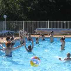 Groupes de personnes jouent avec une boule à bulles dans la piscine du Camping Logis de Séchemailles