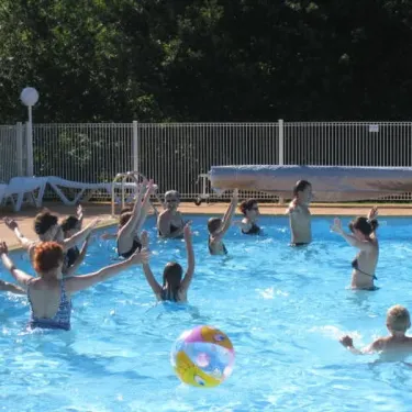 Groupes de personnes jouent avec une boule à bulles dans la piscine du Camping Logis de Séchemailles