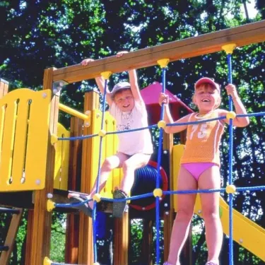 Enfants qui jouent sur la piste de jeux au Camping Lé Moulis