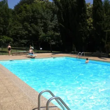 Piscine avec deux personnes, Camping Lé Moulis