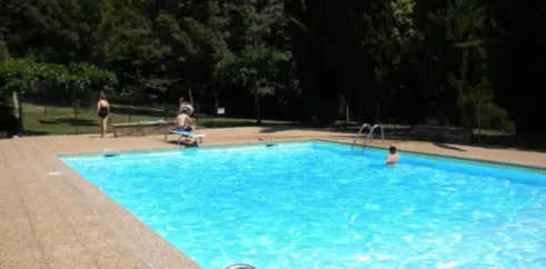 Piscine avec deux personnes, Camping Lé Moulis