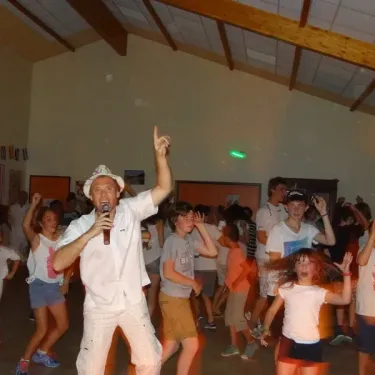 Danse festive avec animateur au Camping Lé Moulis