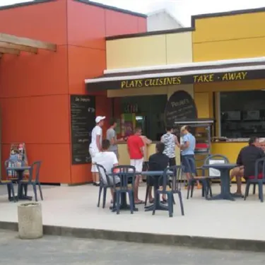Camping Acapulco - restaurant extérieur avec tables et clients.