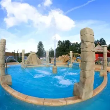 Camping Acapulco - fontaine centrale autour d'une piscine avec colonnes en pierre