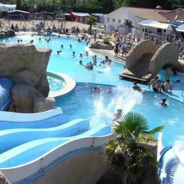 Camping Acapulco - piscine avec toboggan et jeux aquatiques en pierre