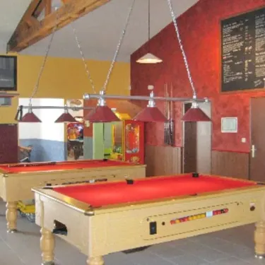 Table de billard dans salle intérieure avec menu affiché à Camping Acapulco