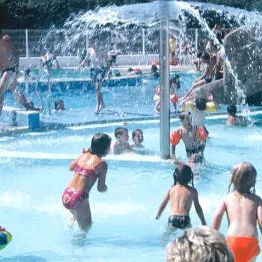 Camping Acapulco - enfants qui jouent dans une fontaine d'eau dans la piscine