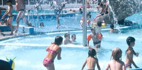 Camping Acapulco - enfants qui jouent dans une fontaine d'eau dans la piscine