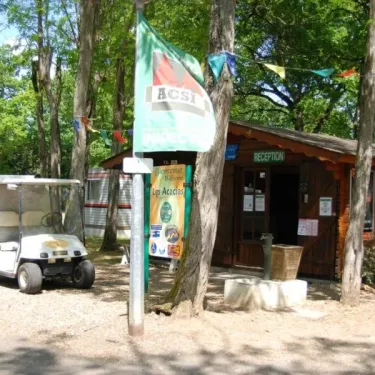 Reception du camping avec voiturette et drapeau ACSI