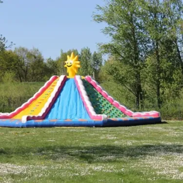 Toboggan gonflable soleil au Camping Les Acacias - 37