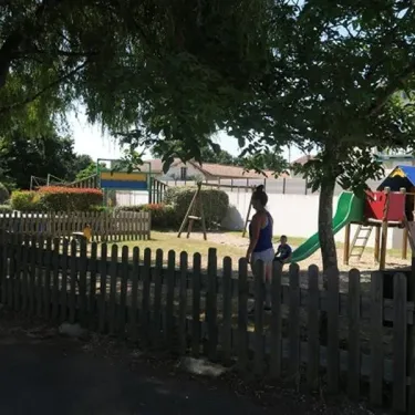 Camping Le Parc de la Grève - aire de jeu avec toboggan et clôture en bois