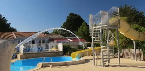 Toboggan jaune et fontaine d'eau dans la piscine du Camping Le Parc de la Grève