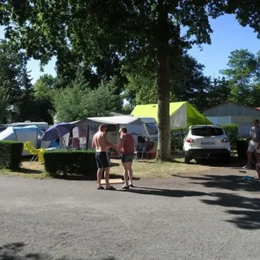 Camping Le Parc de la Grève avec tentes et camping-car sous arbres